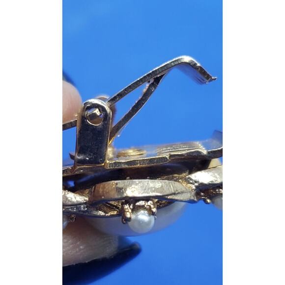 Vintage Sweater Clips Collar Jacket Faux Pearl Gold Tone Double Chain Pat Pend - Picture 8 of 9